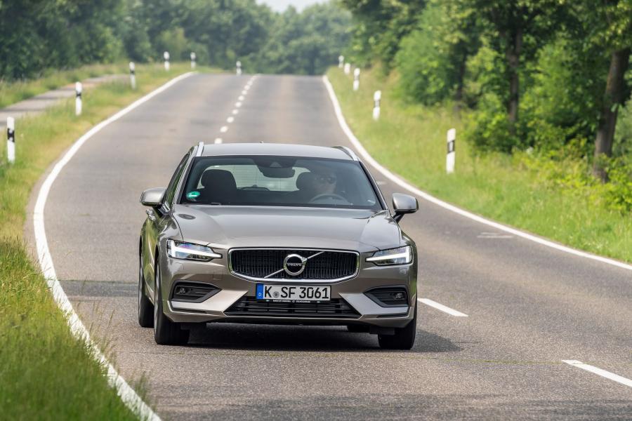 Volvo V60 D4 Momentum 2018 года  (WW) (фото 2 из 7)